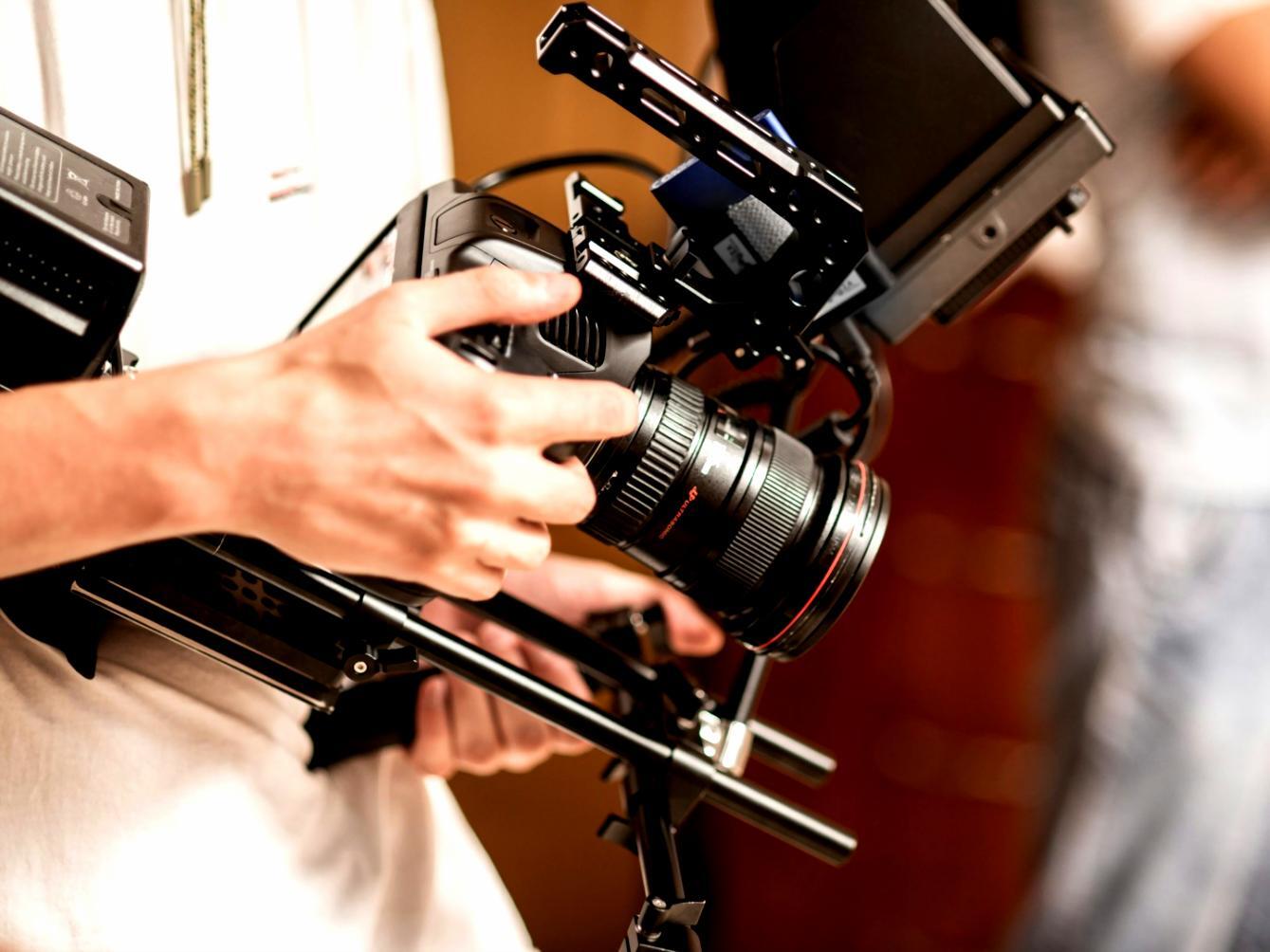 Finalisation d'un projet d'étalonnage vidéo sur station de travail professionnelle