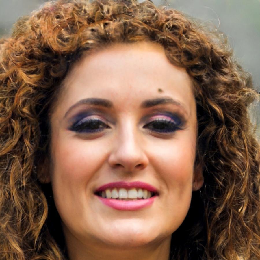 Portrait de Sophie Martin, ancienne étudiante maintenant employée dans une chaîne de télévision