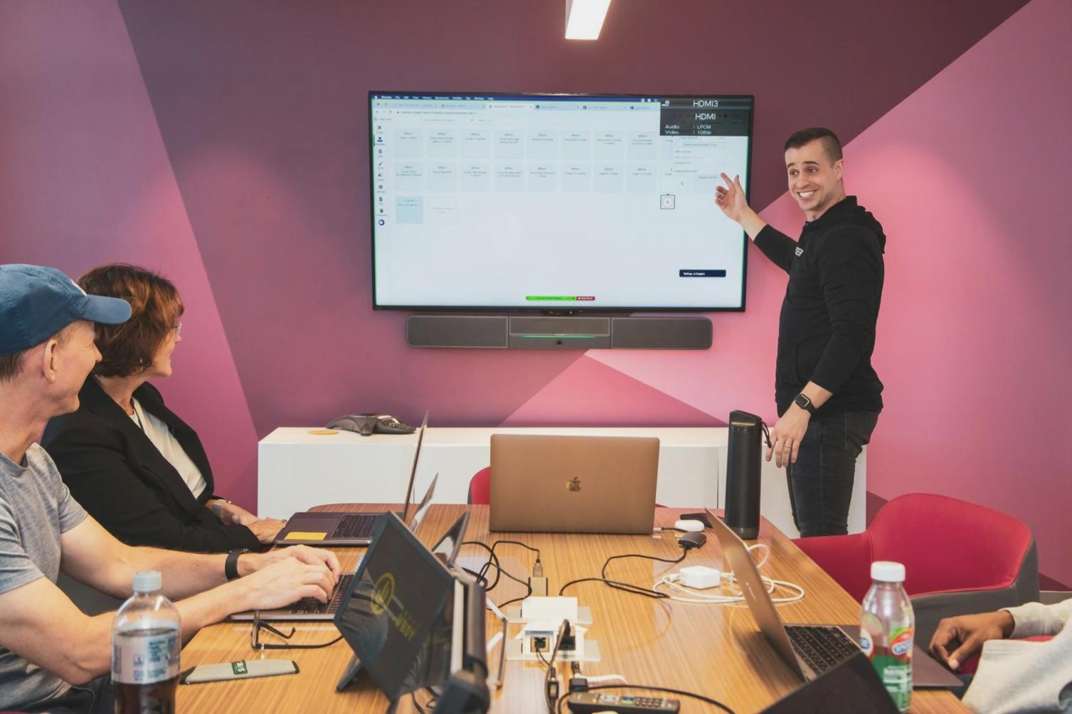 Studio d'étalonnage professionnel avec écrans de contrôle haute définition